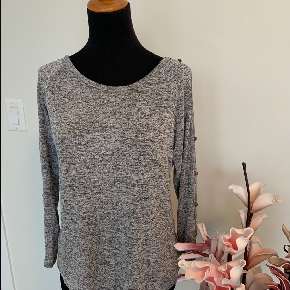 Cold shoulder with buttons on sleeves size S